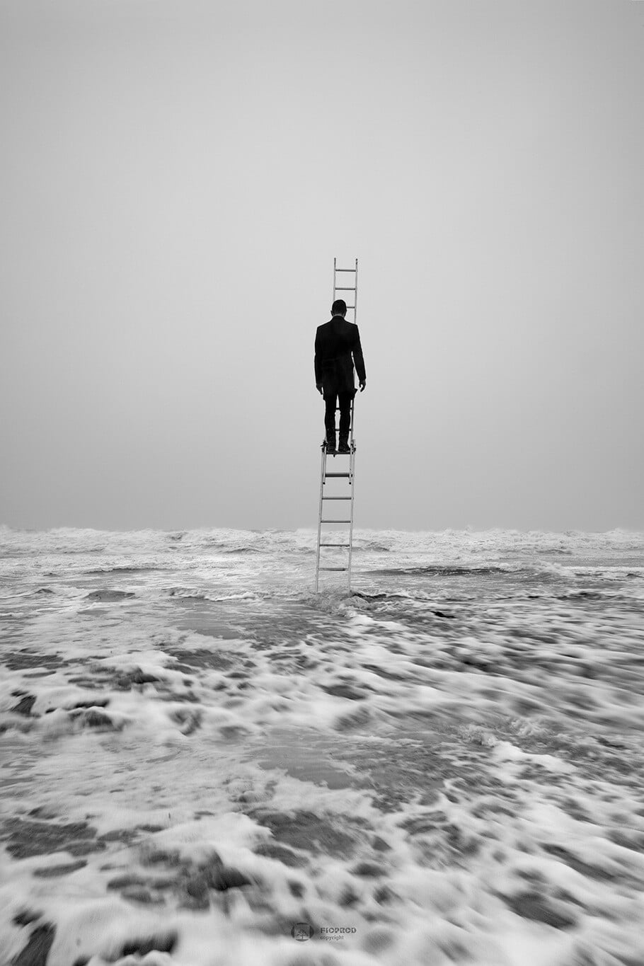 Escape-17.-Un-homme-au-sommet-dune-echelle-au-milieu-de-la-mer-en-tempete.-une-photo-artistique-.Boulogne-sur-mer-florent-philippe.jpg