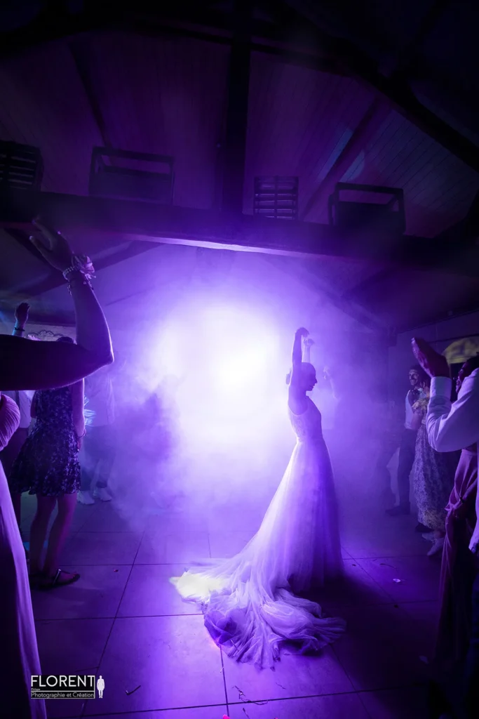 La mariées dansent avec joie entourée des témoins dans la fumée rose florent fanie photographe boulogne sur mer lille le touquet paris saint omer