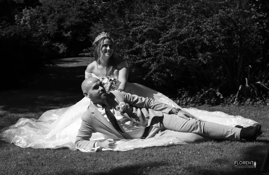 Séance photographie mariage allonges sur herbe parc magnifique noir et blanc vue dessus studio florent boulogne sur mer lille paris saint omer dunkerque arras lens le touquet