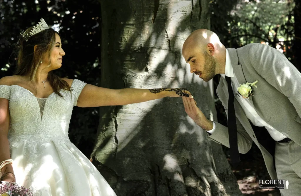 Seance photographie mariage dans un parc baise main romantique studio florent boulogne sur mer lille paris saint omer dunkerque arras amiens hardelot lens le touquet