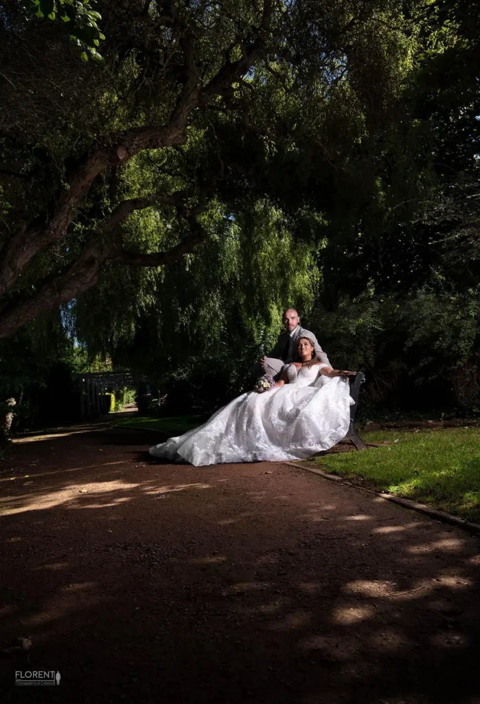 Seance photographie mariage dans un parc sur un banc studio florent boulogne sur mer lille paris saint omer dunkerque arras amiens hardelot lens le touquet wimereux arras lille amiens