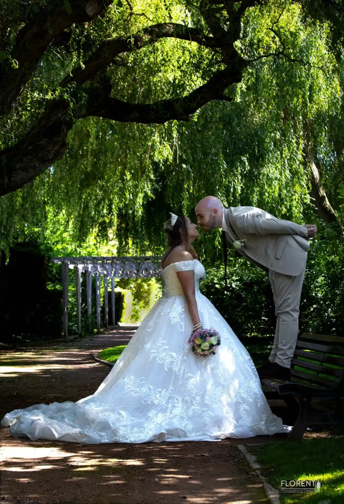 Seance photographie mariage dans un parc sur un banc tendres baisers studio florent boulogne sur mer lille paris saint omer dunkerque arras amiens hardelot lens le touquet