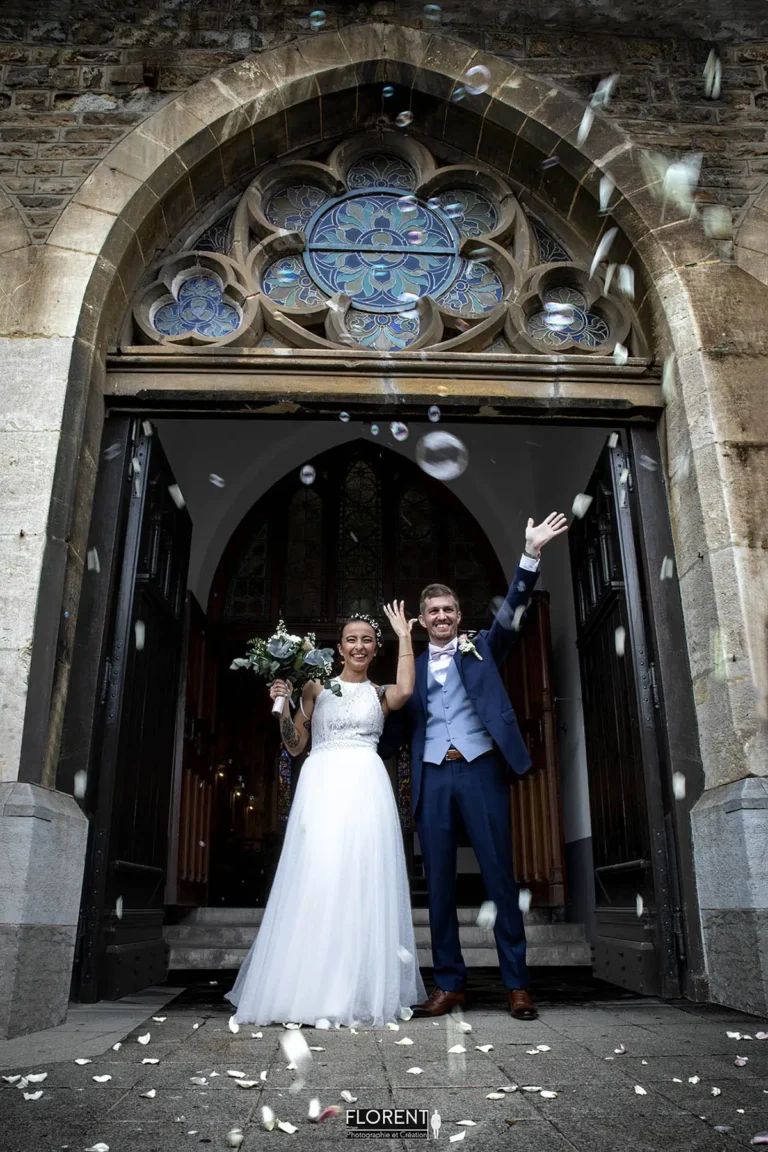 Sortie eglise mariage en fête avec bulles et joie photographe fanie florent mariage boulogne sur mer lille le touquet paris lens arras amiens dunkerque