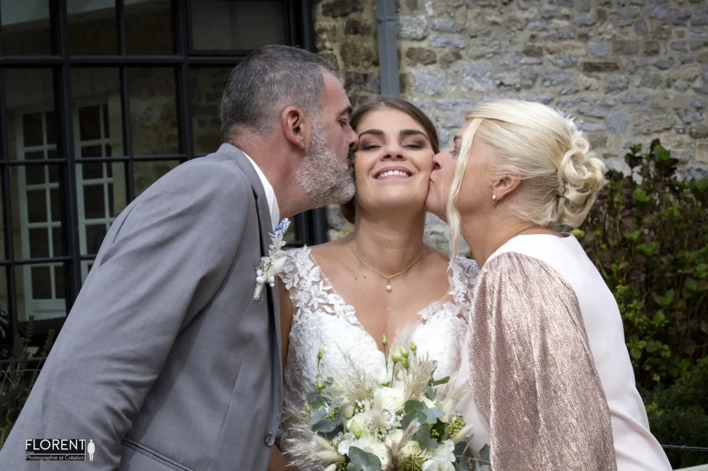 au mariage la joie des parents embrassent leur fille copie