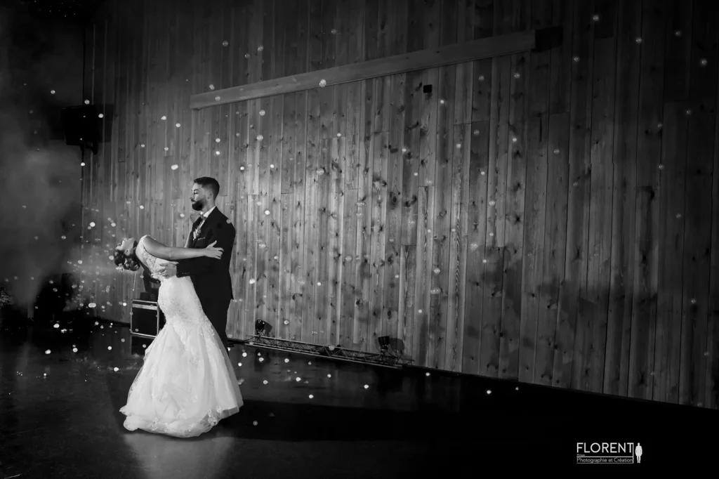 photographe mariage lille comme au cinéma des mariés en noir et blanc entouré de bulles de fumée florent fanie photographe boulogne sur mer lille le touquet paris calais saint omer copie