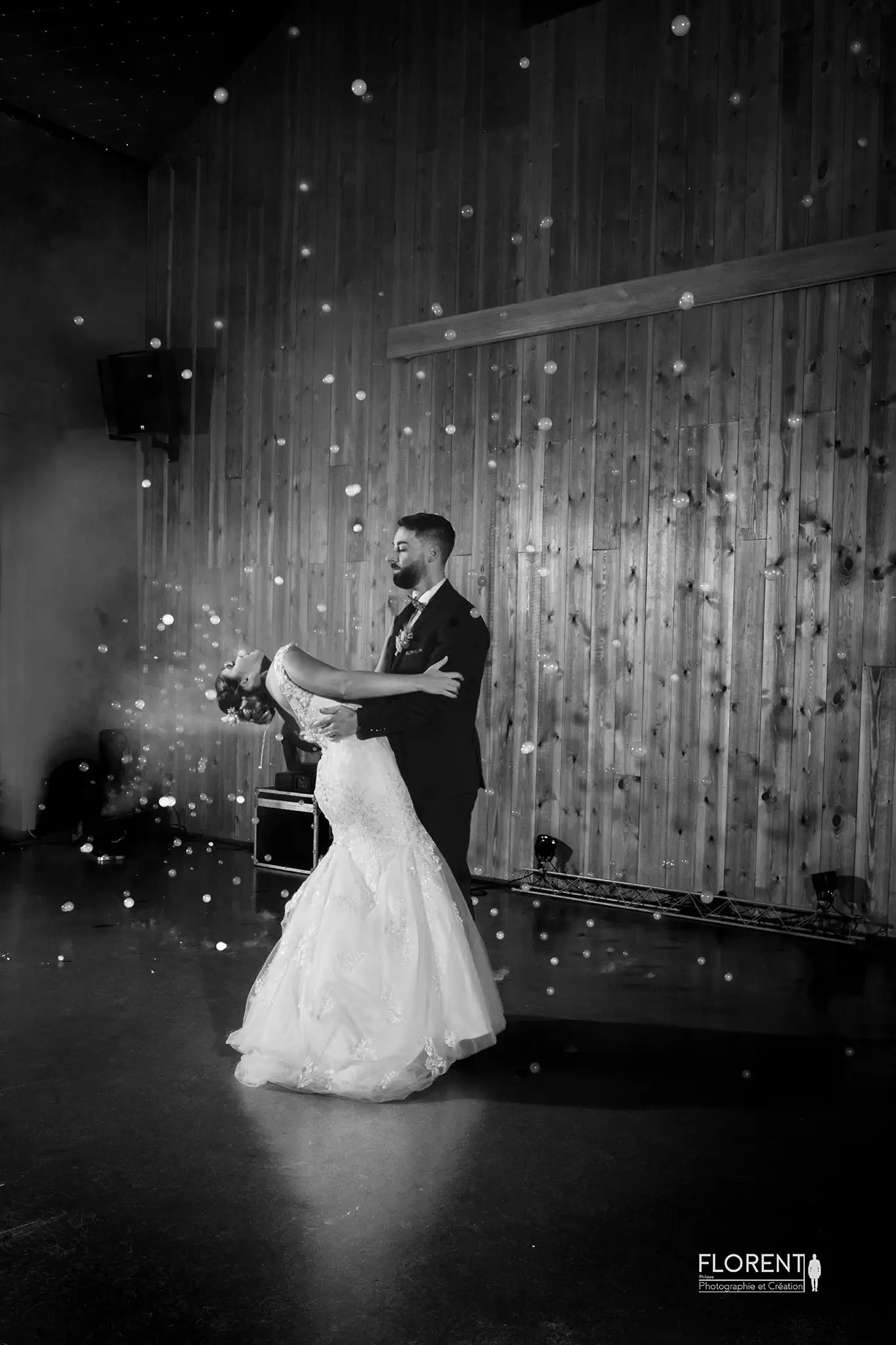 danse magique des mariés en noir et blanc entouré de bulles de fumée florent fanie photographe boulogne sur mer lille le touquet paris calais saint omer