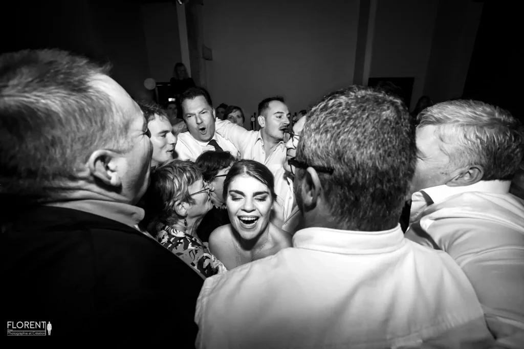 éclat de rire de la mariée serrée par ses témoins en noir et blanc florent photographe mariage lille le touquet paris calais saint omer arras amiens wimereux boulogne sur mer