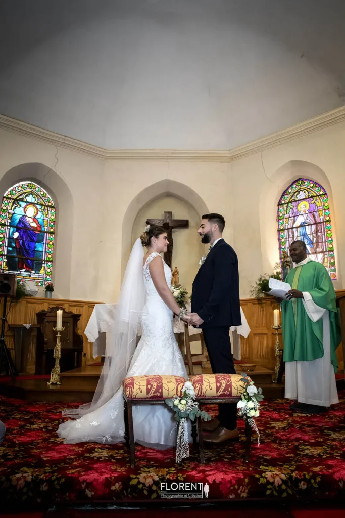 emouvante photo mariage des mariés main dans la main se regardant florent studio fanie photographe boulogne sur mer lille calais saint omer le touquet paris france copie
