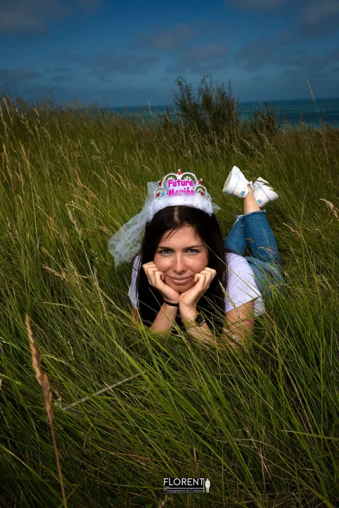 evjf falaise doux portrait dans l'herbe florent studio photographe boulogne sur mer lille le touquet paris calais saint omer lens amiens arras
