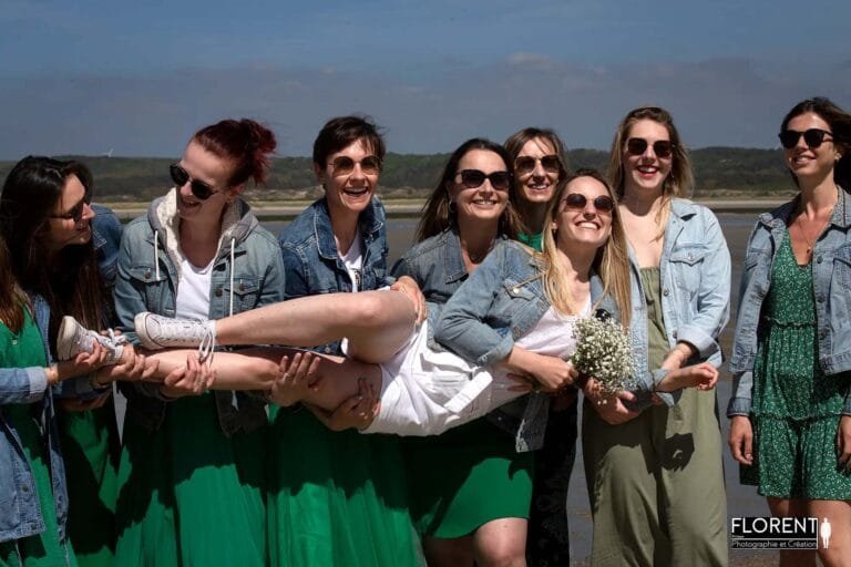 evjf superbe photo touquet mariee portee par copines plage du Touquet florent studio photographe le touquet boulogne sur mer lille paris amiens arras lens calais saint omer