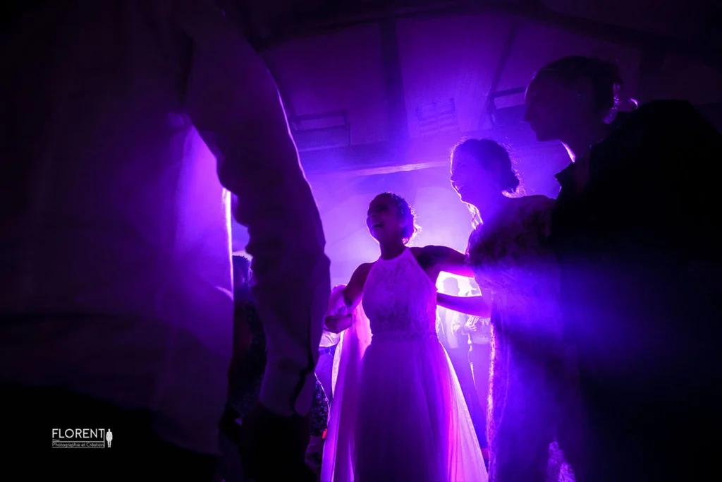 la mariée danse dans la douce lumiére mauve florent fanie photographe boulogne sur mer lille le touquet paris saint omer