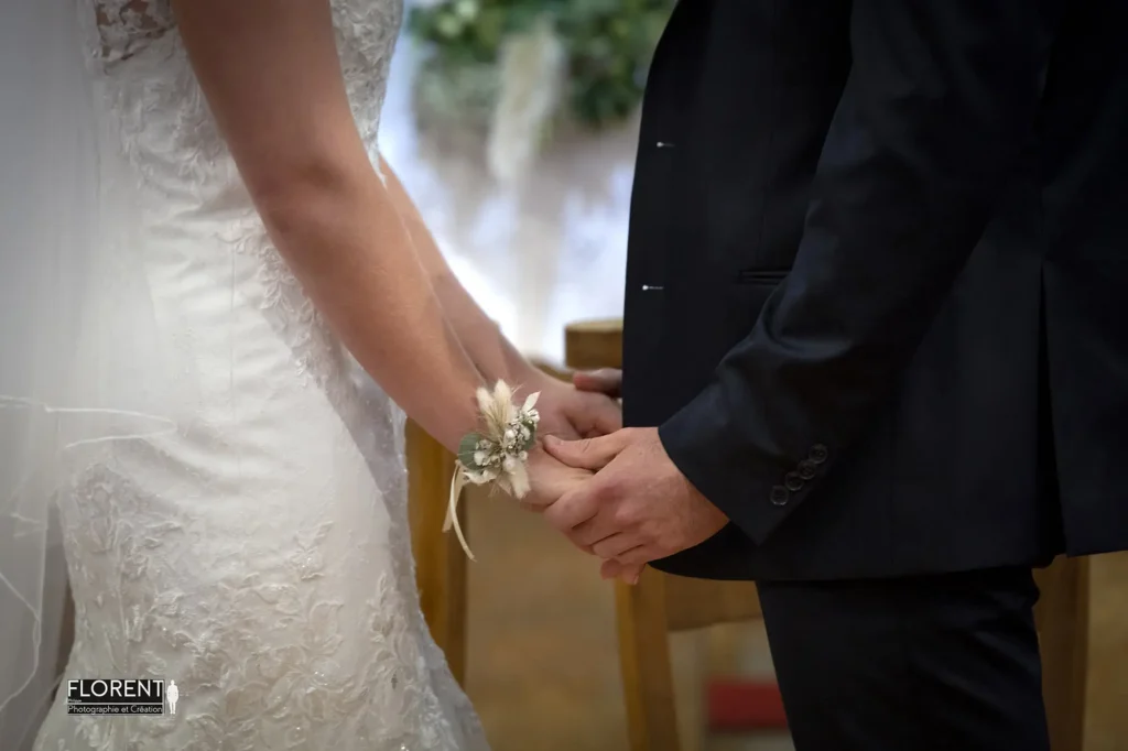 main dans la main l'amour des mariés devant le prêtre copie