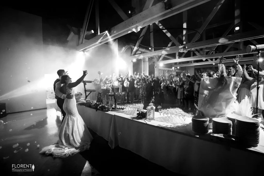 mariage au moment du gateau la danse des mariées dans les bulles de fumée en noir et blanc copie