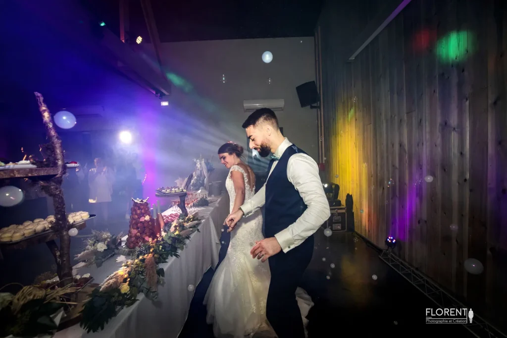 mariage au moment du gateau la danse folle des mariées dans les bulles de fumée florent photographe mariage lille le touquet paris calais saint omer dunkerque lens