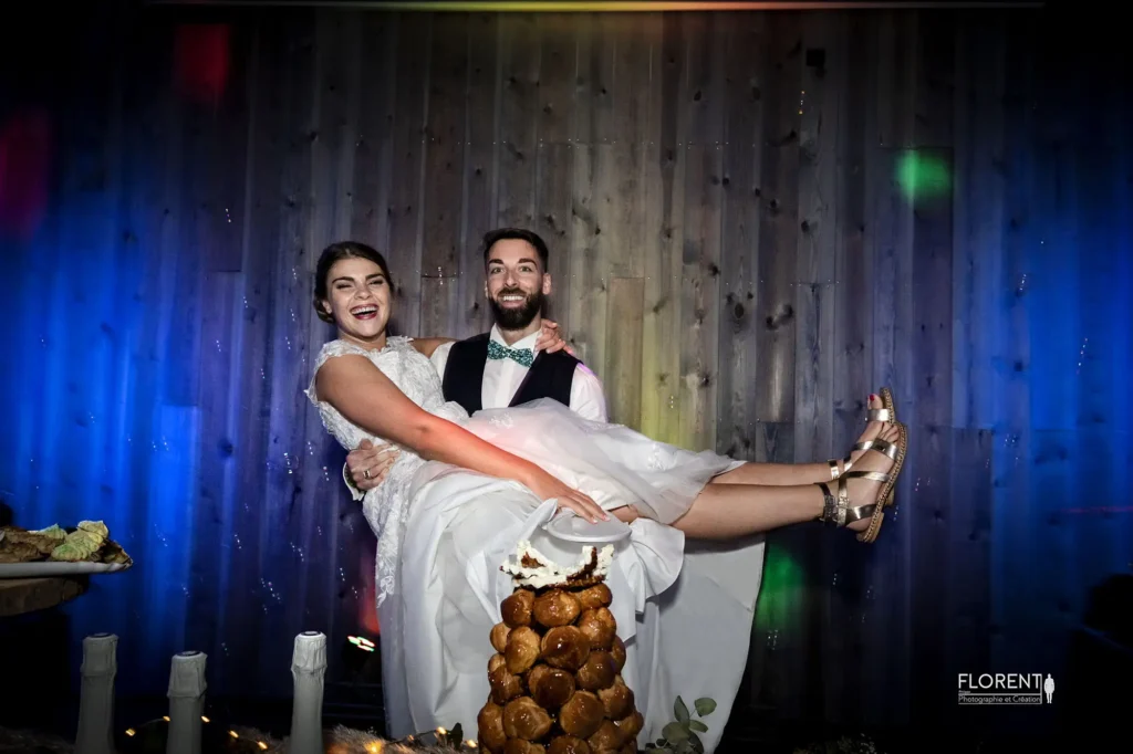 mariage au moment du gateau la mariée est portée dans un éclat de rire florent mariage lille le touquet paris calais saint omer wimereux arras amiens