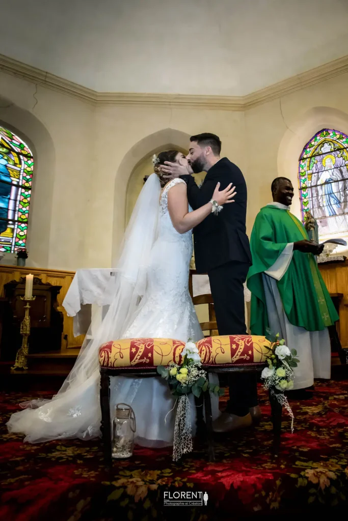mariage le baisé tendre des époux à l'église florent mariage lille letoiuquet paris calais saint omer arras amiens wimereux