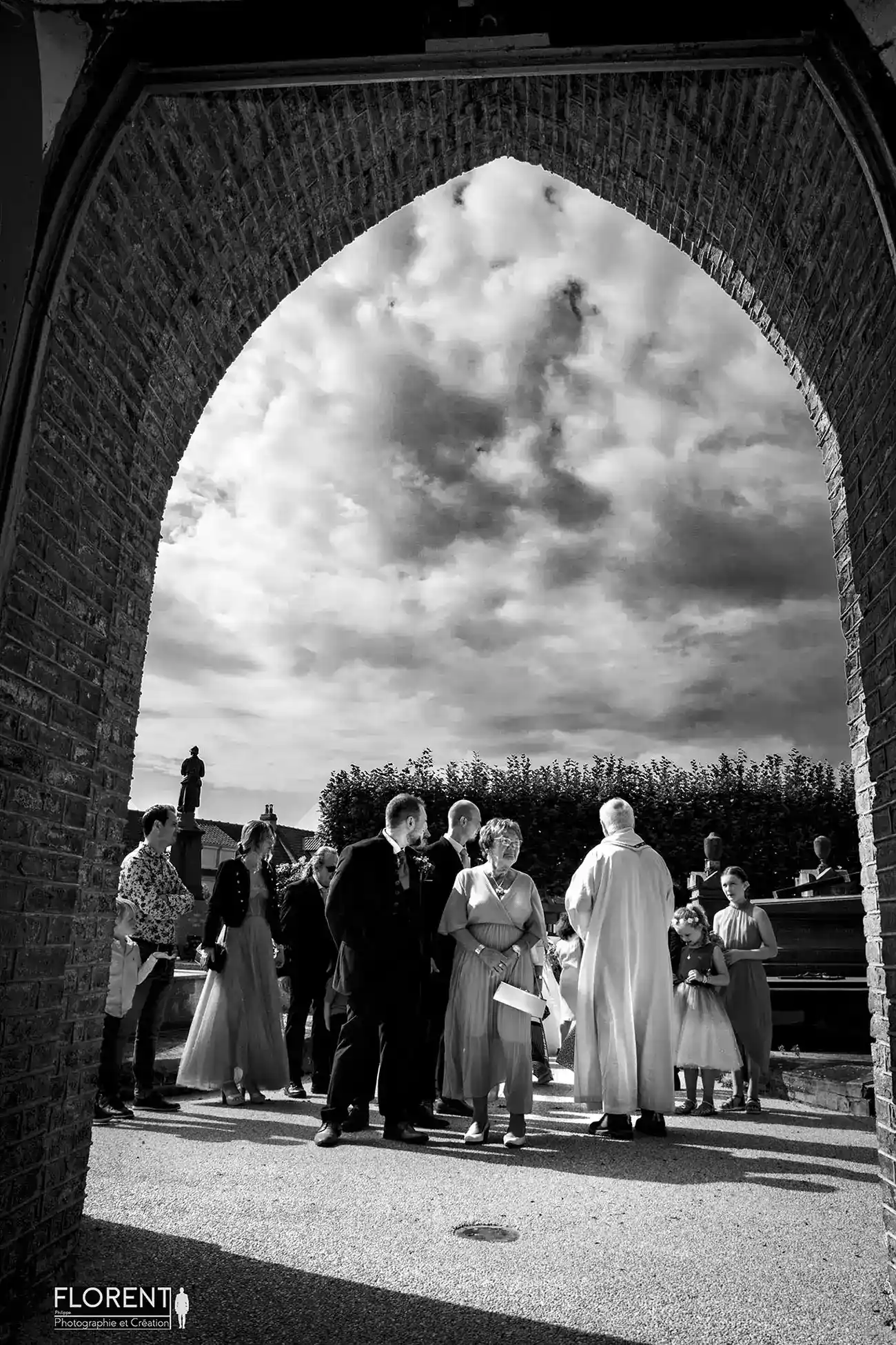 mariage lille etaples les mariés attendent devant le porche de l'église superbe noir et blanc boulogne sur mer paris le touquet saint omer copie