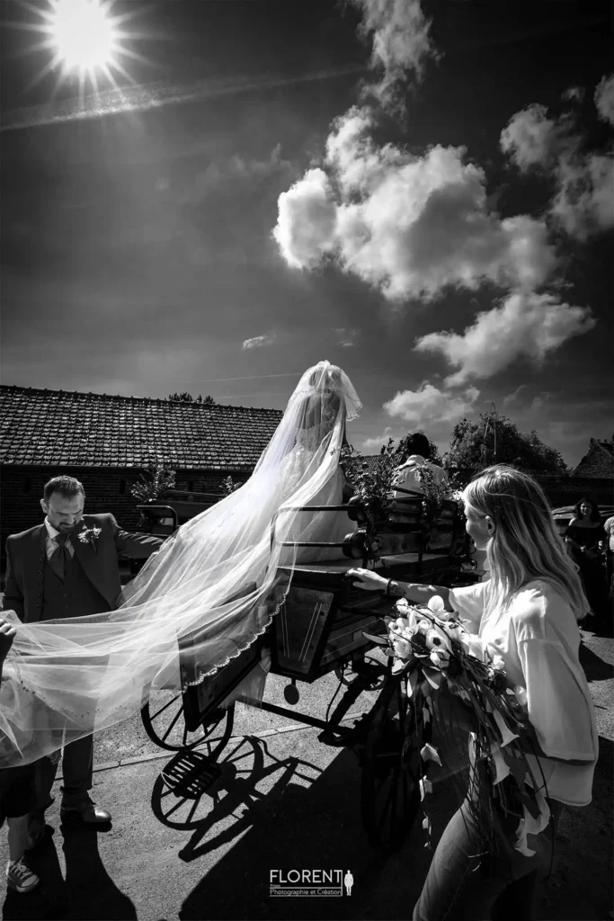 mariée monte sur son carrosse tiré par de superbes chevaux blancs florent photographe mariage boulogne sur mer lille le touquet paris calais saint omer etaples