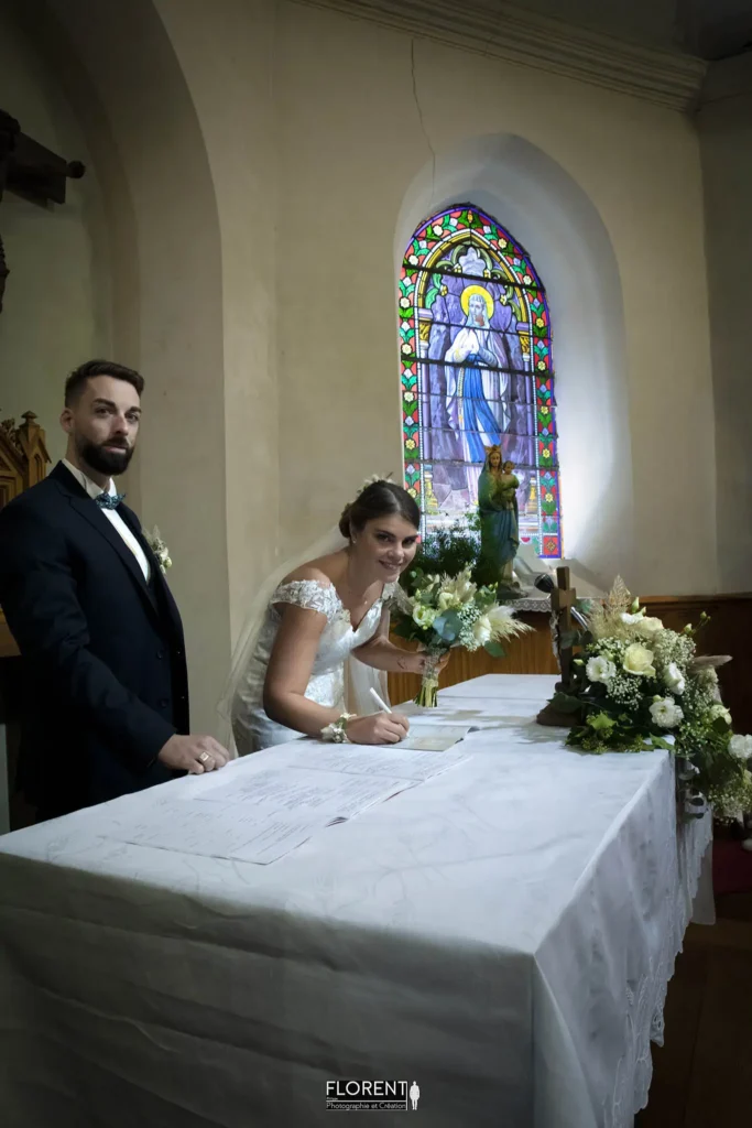 moment solennel du mariage au moment des signature à l'église copie