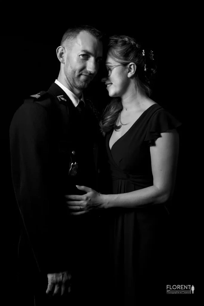 noir et blanc studio mariage pompiers pose tendre sur fond noir florent mariage boulogne sur mer lille le touquet paris calais saint omer arras amiens dunkerque lens paris