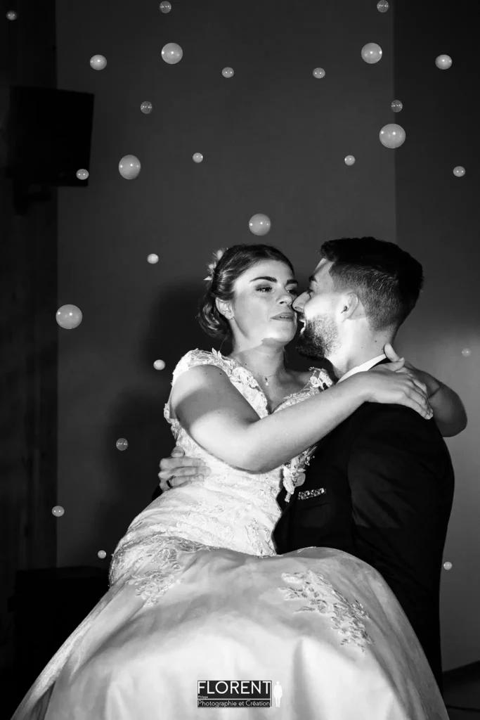 photo des mariage splendide enlacés dansant dans les bulles de fumée copie