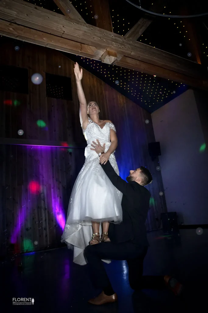 photo émouvante de la marié montrant le ciel à la fin de la danse florent photographe mariage lille le touquet paris calais saint omer dunkerque amiens arras