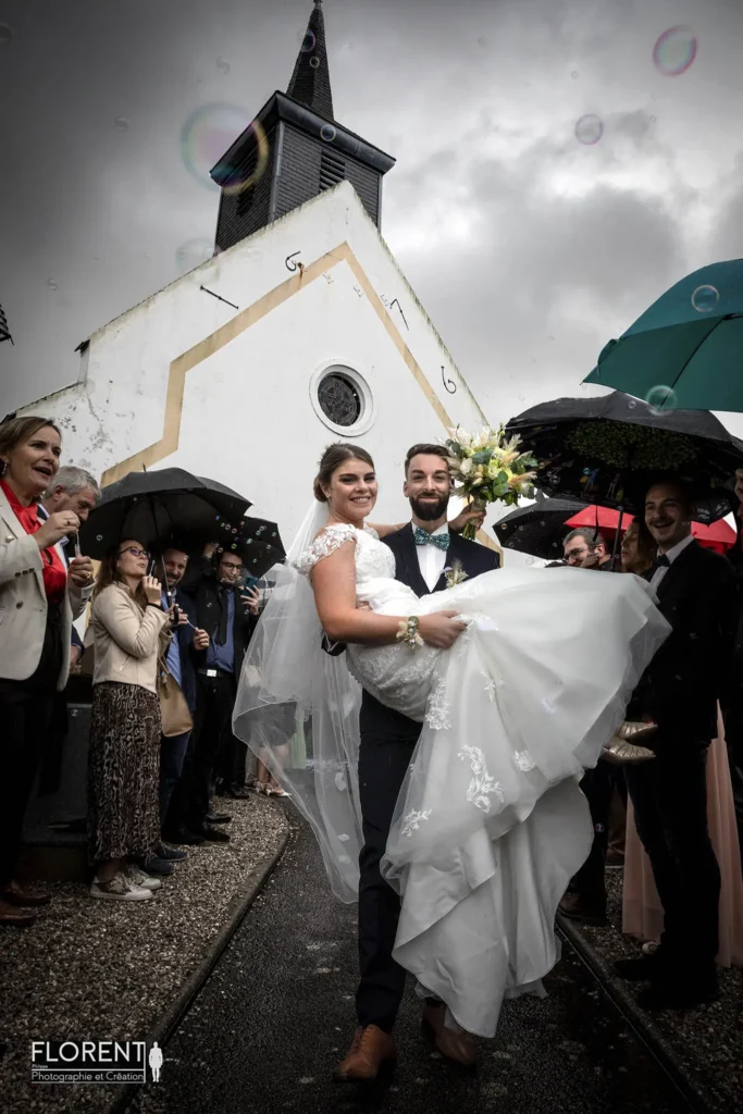 photo émouvante mariage sous la pluie le marié porte sa mariée florent photographe mariage lille le touquet paris wimereux calais dunkerque