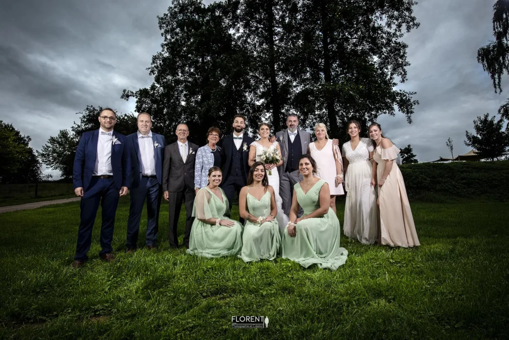 photo famille mariage pose pluie dans un champ florent fanie photographe boulogne sur mer lille le touquet paris saint omer