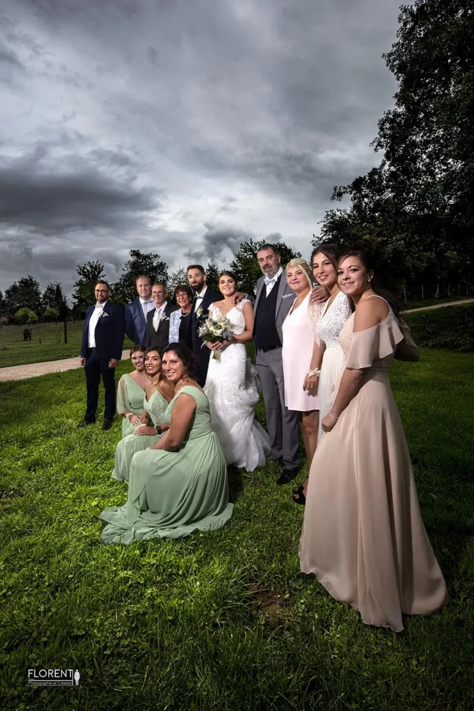 photo famille mariage pose sous la pluie dans un champ florent fanie photographe boulogne sur mer lille le touquet paris saint omer