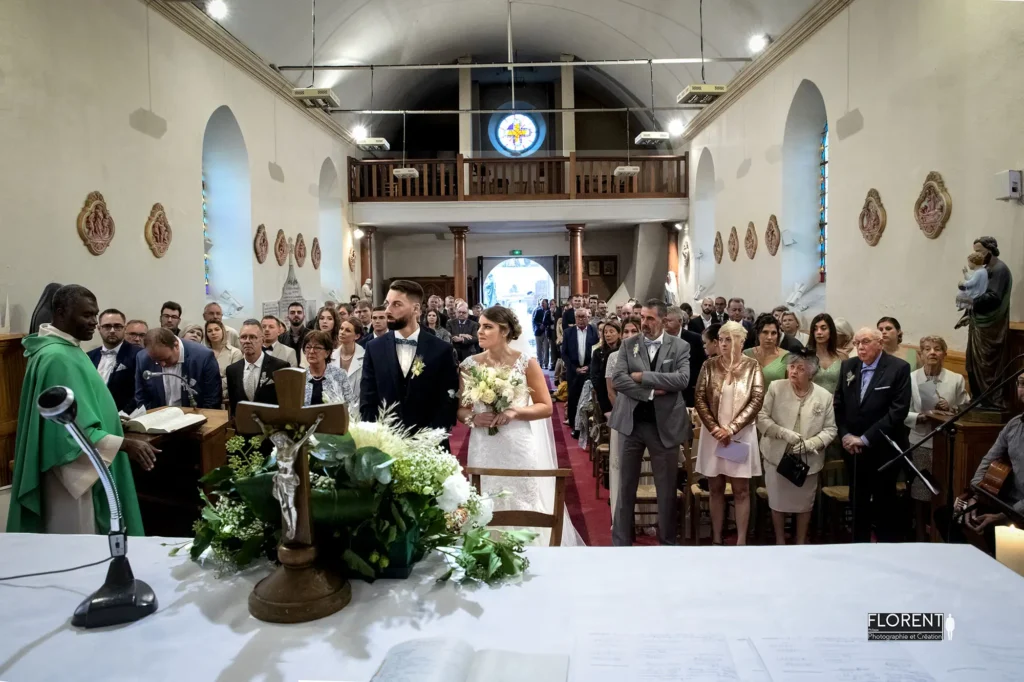 photo mariage lille incroyable prise derriere l'autel de l église des mariés et du prêtre florent mariage lille le touquet paris calais saint omer dunkerque