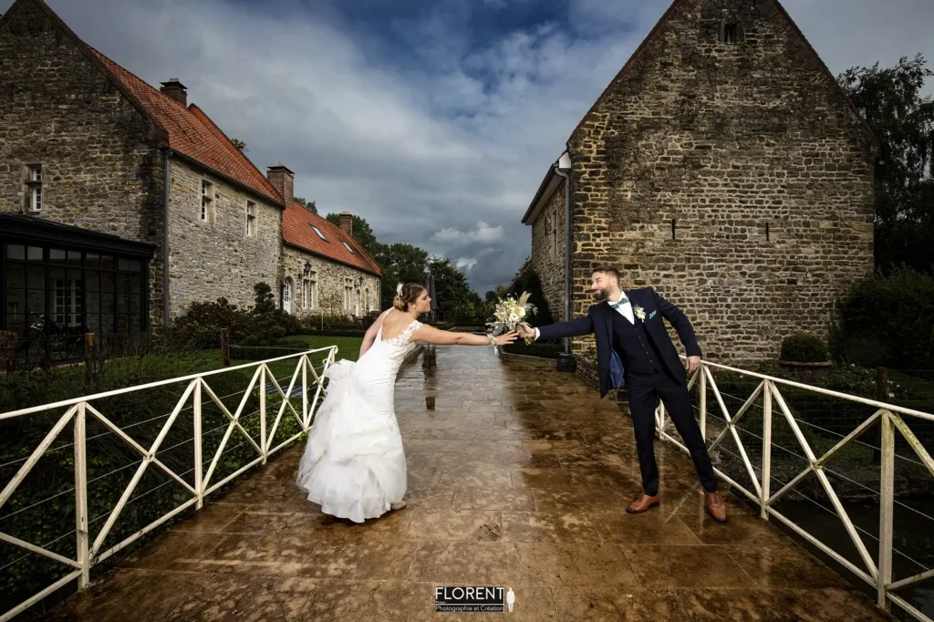 photographe mariage lille mariés humour se partage un le bouquet florent studio photographe boulogne sur mer lille le touquet paris saint omer amiens calais dunkerque berk lens