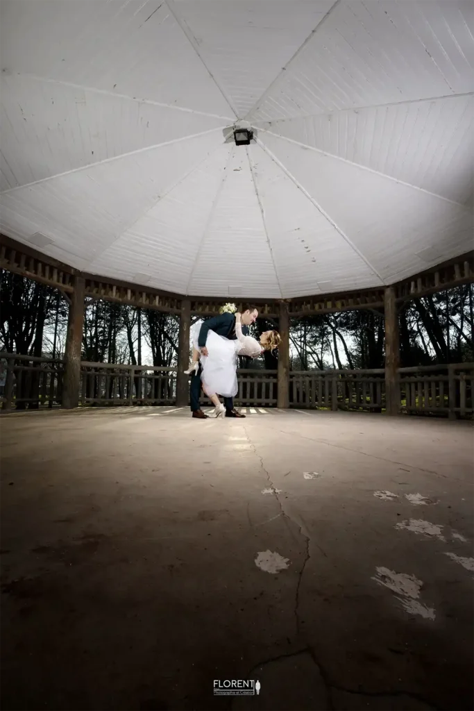 photo renversante touquet mariage sous le kiosque les mariés dansent photographe mariage florent studio lille paris boulogne sur mer saint omer