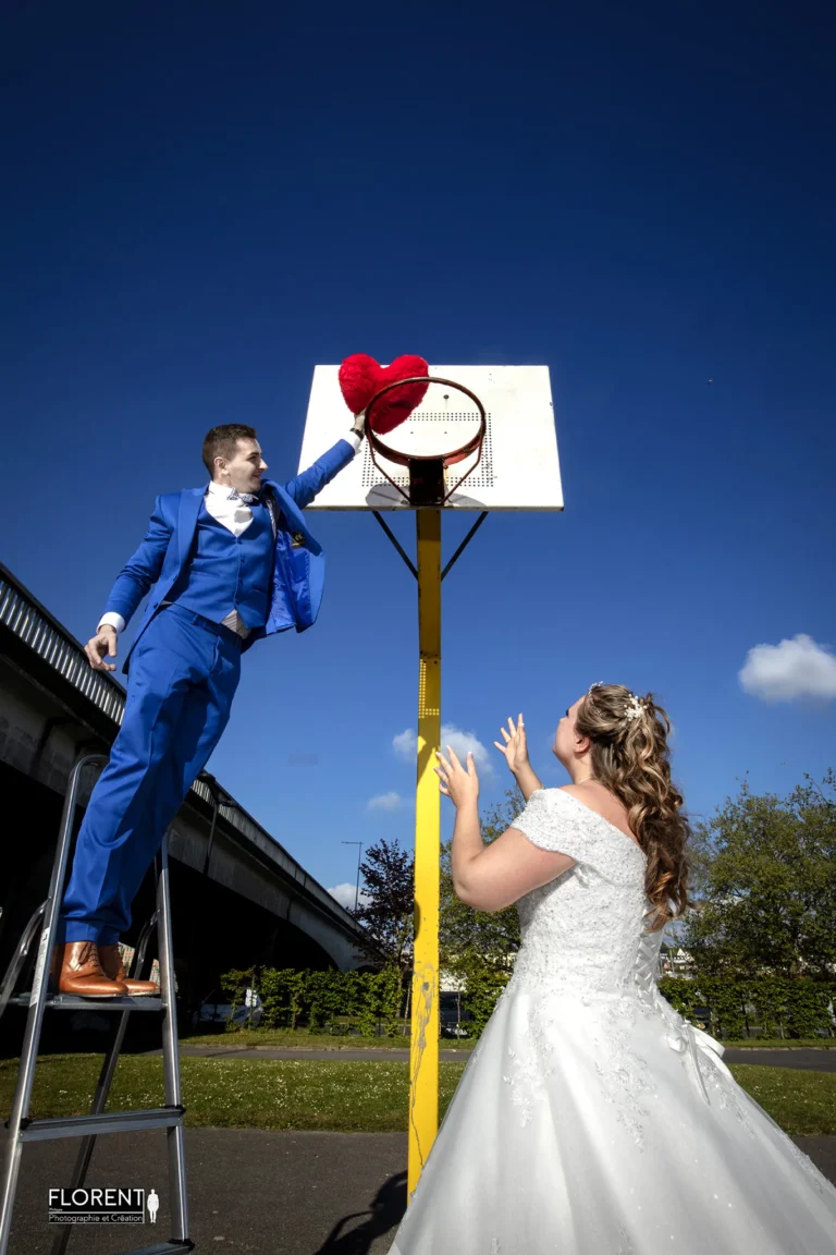 photographe mariage avec panneau de basket et coeur rouge florent photographe boulogne sur mer lille le touquet paris calais arras saint omer arras amiens etaples