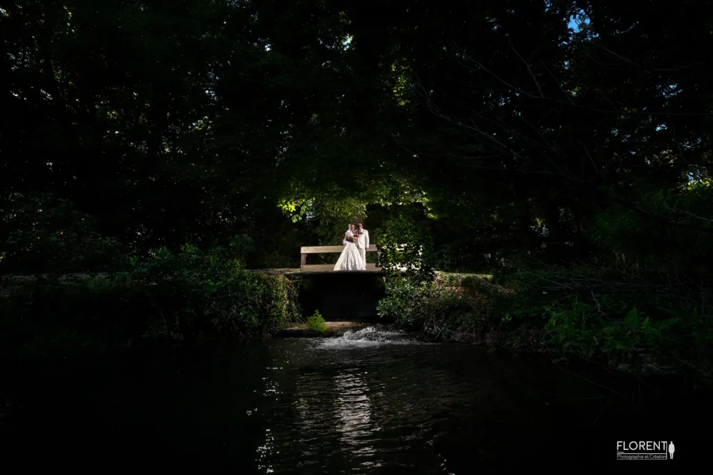 photographe mariage calais marquise superbe parc couple sur pont riviere et roses florent studio boulogne sur mer lille le touquet paris saint omer arras lens