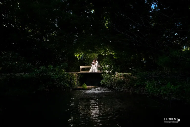 photographe mariage calais marquise superbe parc couple sur pont riviere et roses florent studio boulogne sur mer lille le touquet paris saint omer arras lens