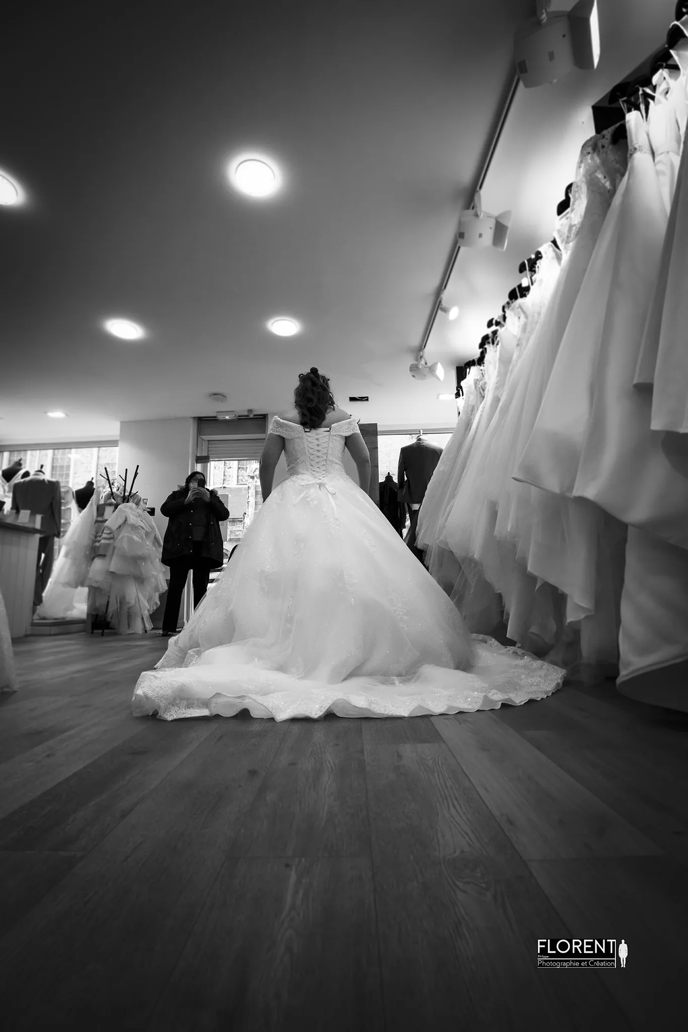 photographe mariage essayage de la mariée boulogne sur mer en noir et blanc florent photographe boulogne sur mer lille le touquet paris calais saint