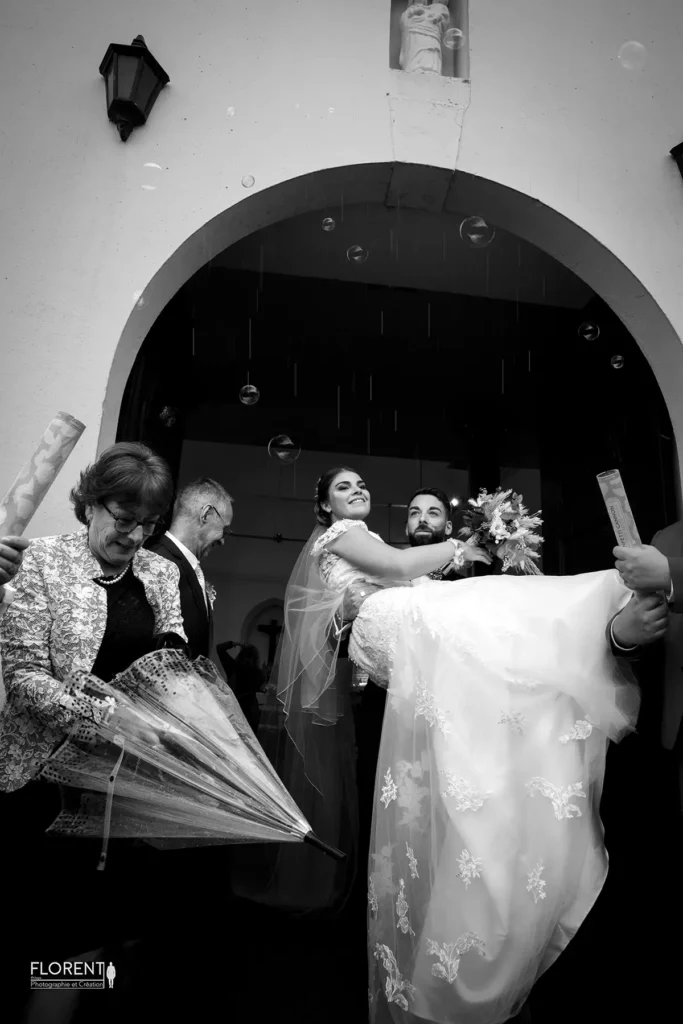 photographe mariage lille des marie porte mariee sous la pluie entoures des temoins florent studio photographe boulogne sur mer lille calais saint omer le touquet paris france bethune