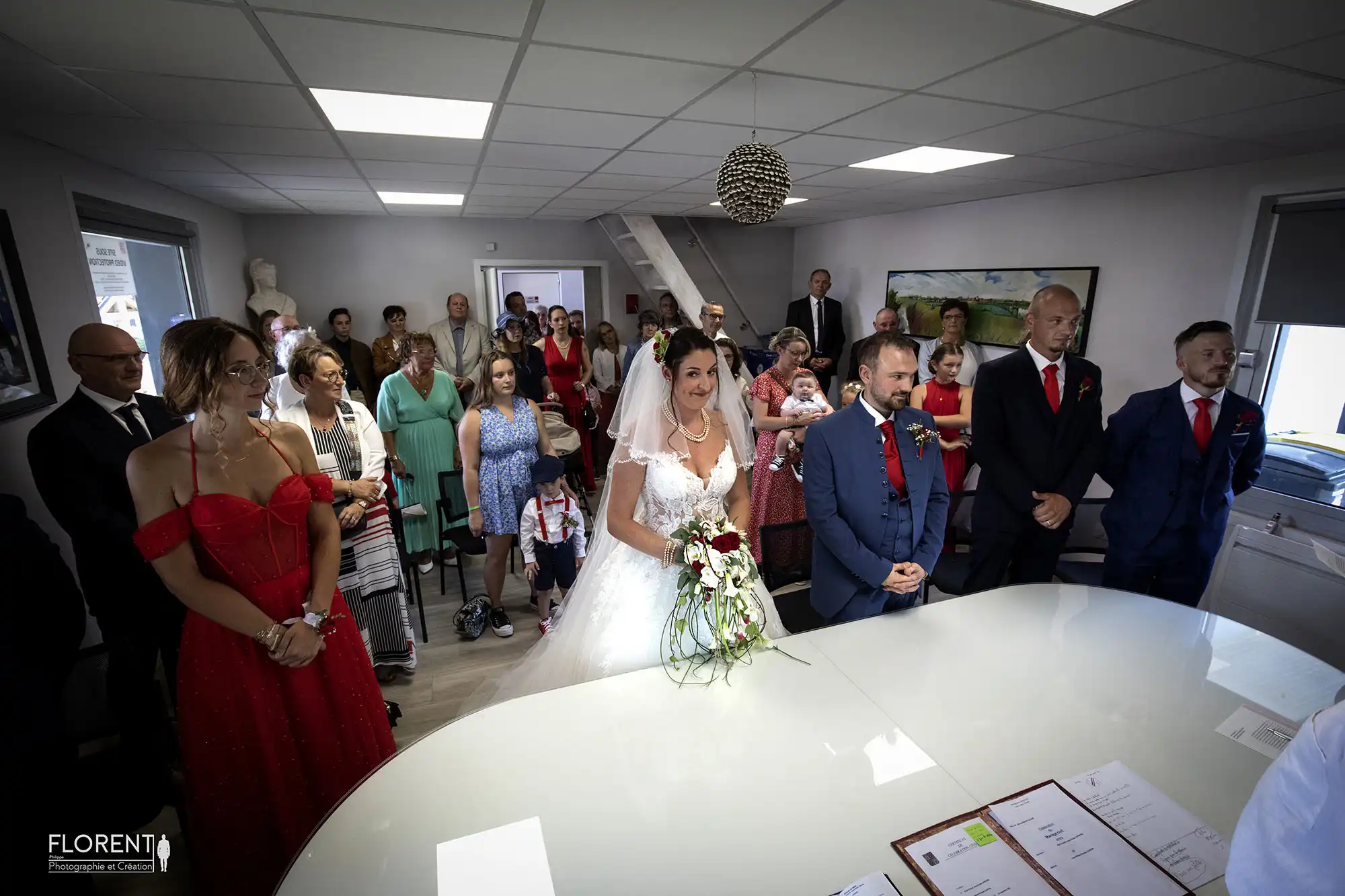 photographe mariage lille etaples les mariés joyeux devant le maire à la mairie florent studio boulogne sur mer le touquet paris saint omer