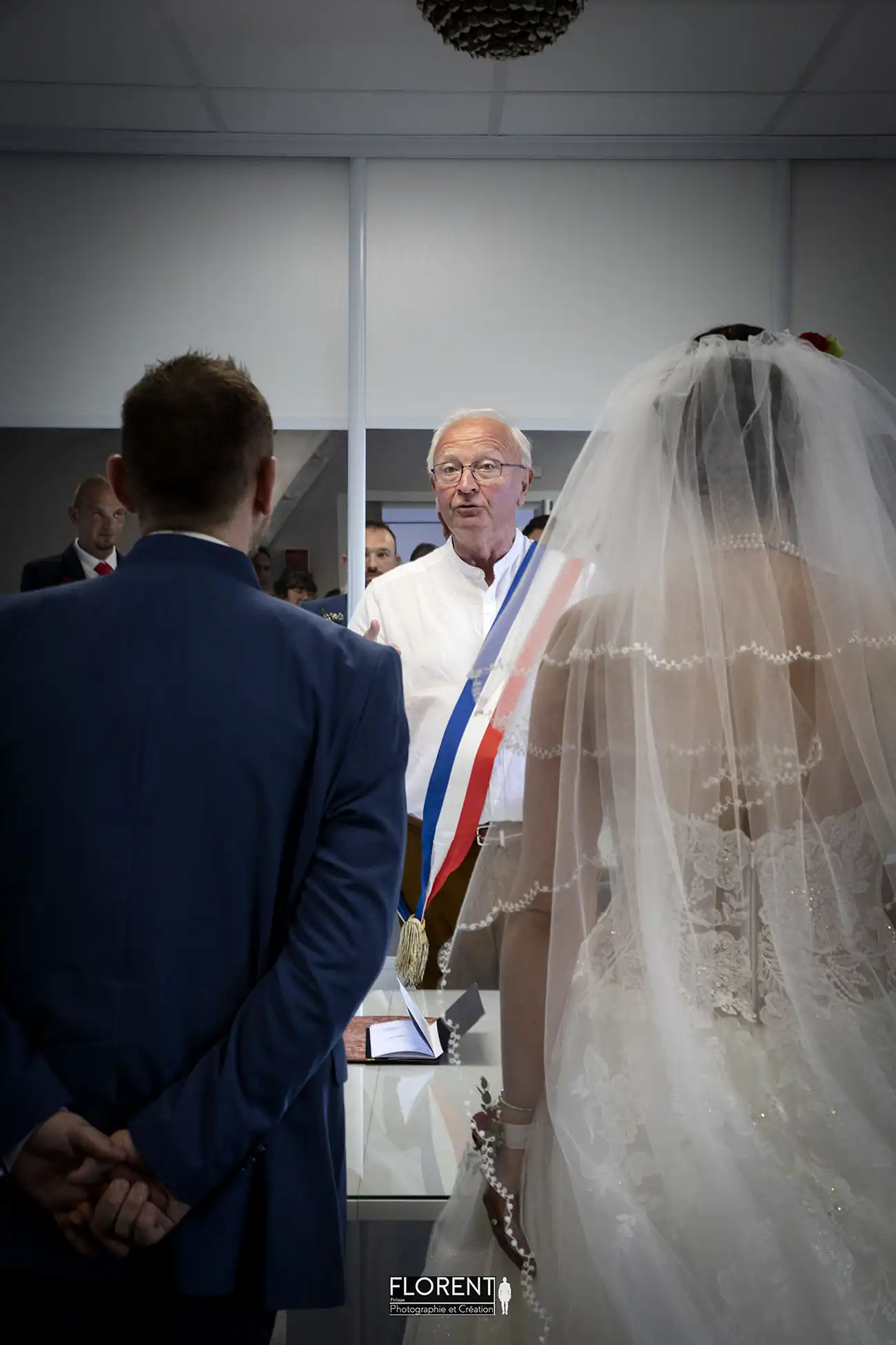 photographe mariage lille etaples les mariés joyeux devant le maire de dos florent mariageboulogne sur mer le touquet paris saint omer
