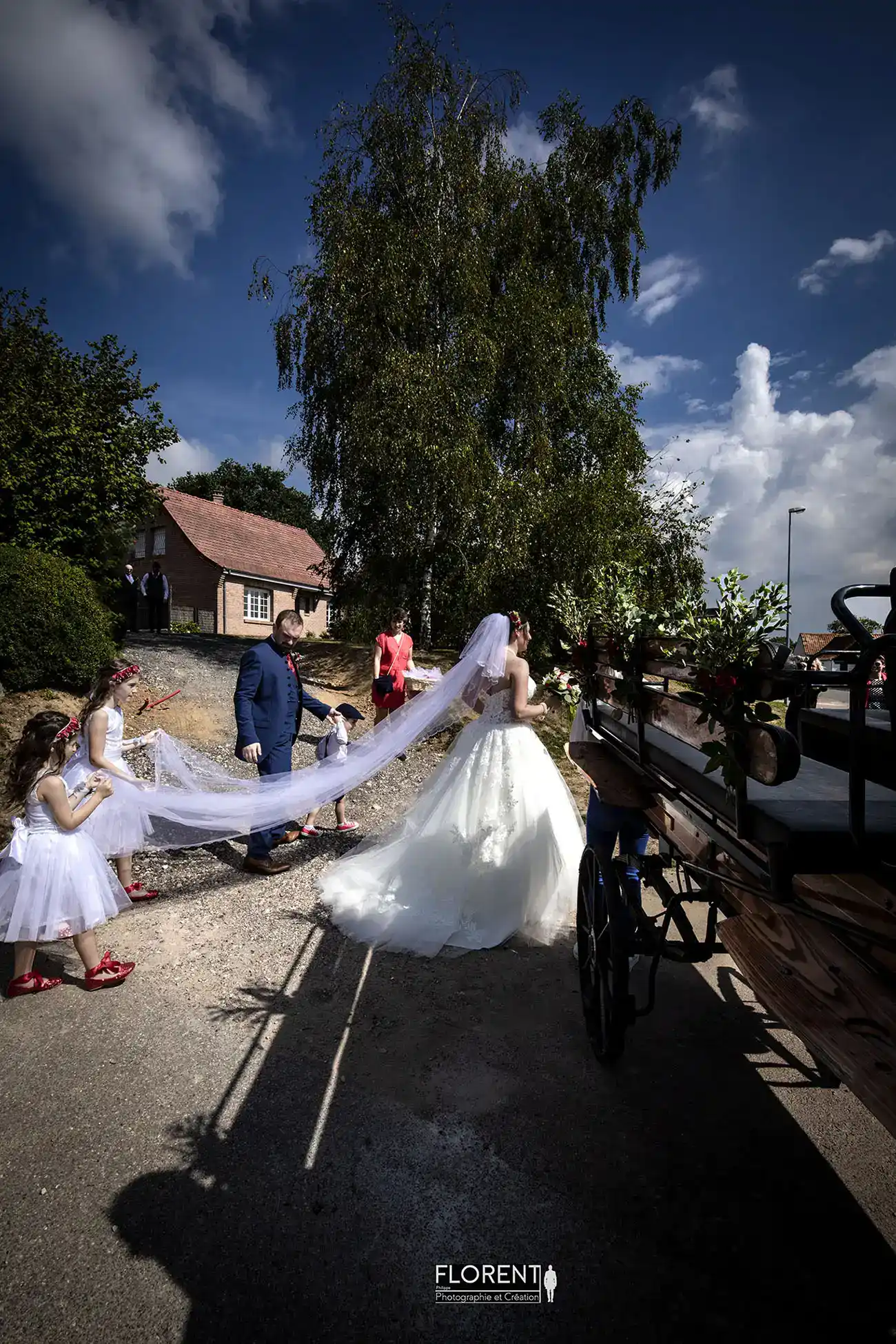 photographe mariage lille etaples les mariés joyeux montent dans le carrosse direction la mairie florent mariageboulogne sur mer le touquet paris saint omer