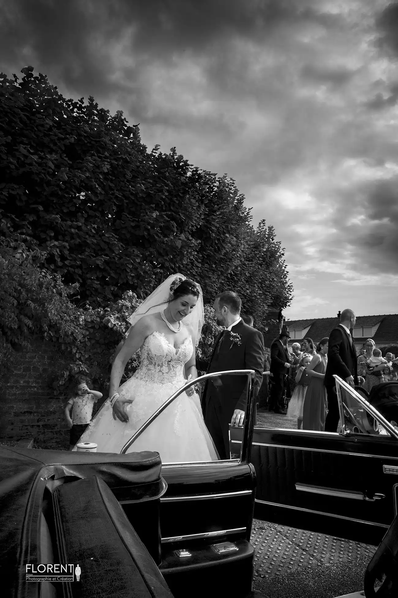 photographe mariage lille etaples superbe montée des mariés dans une buick en noir et blanc boulogne sur mer paris le touquet saint omer