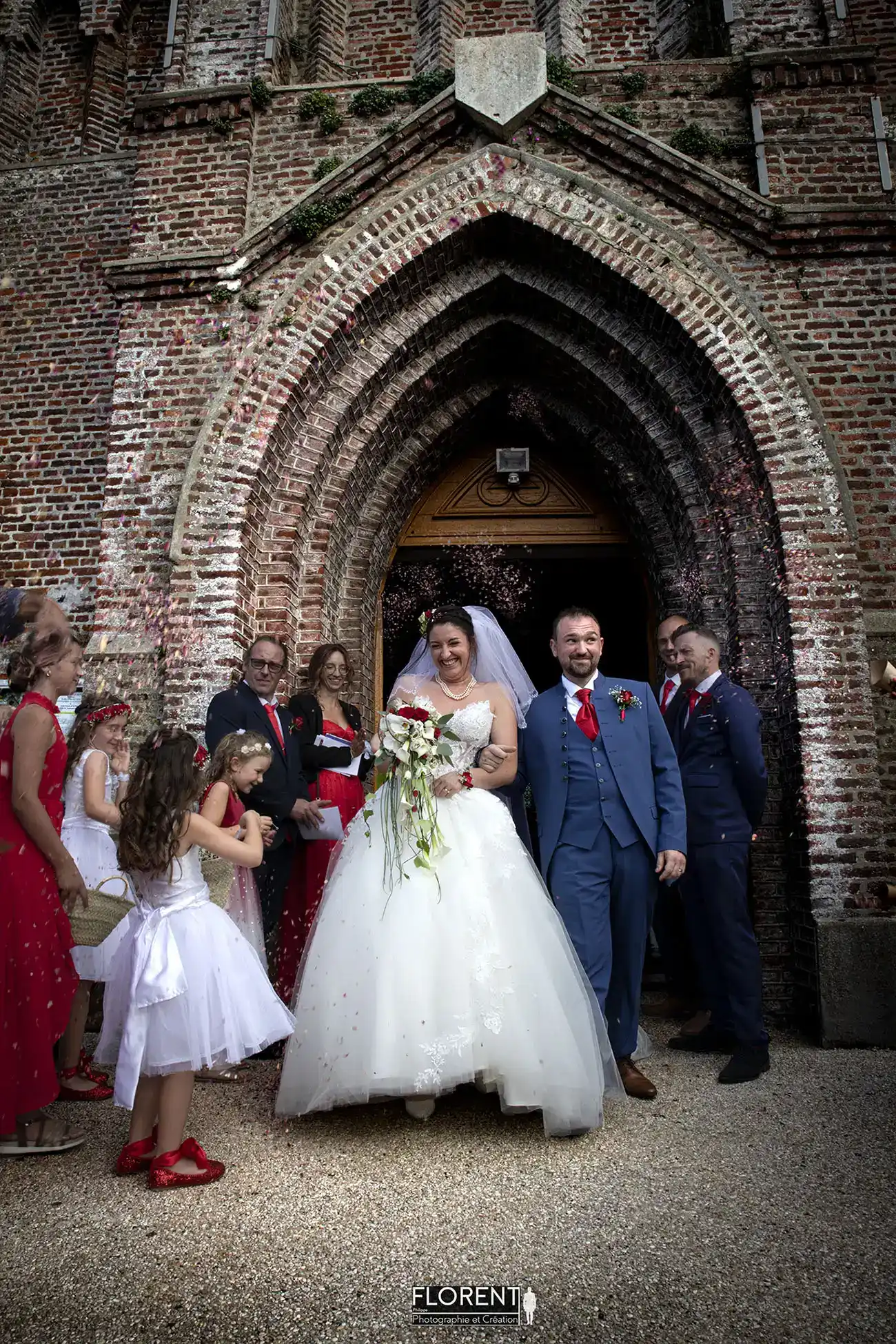 photographe mariage lille etaples superbe sortie des mariés dans la joie et les petales boulogne sur mer paris le touquet saint omer