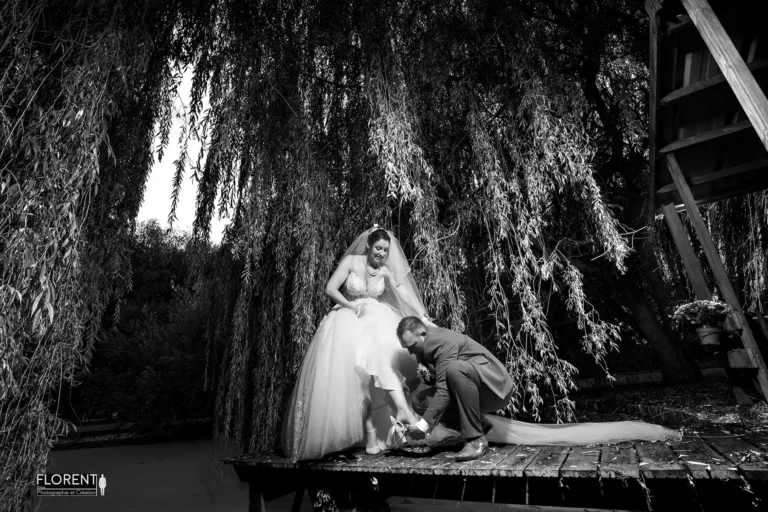 photographe-mariage-lille-le-touquet-seance-maries-sur-passerelle-avec-scene-de-chaussures-comme-cendrillon-florent-photographe-boulogne-sur-mer-lille-le-touquet-paris-calais-saint-omer