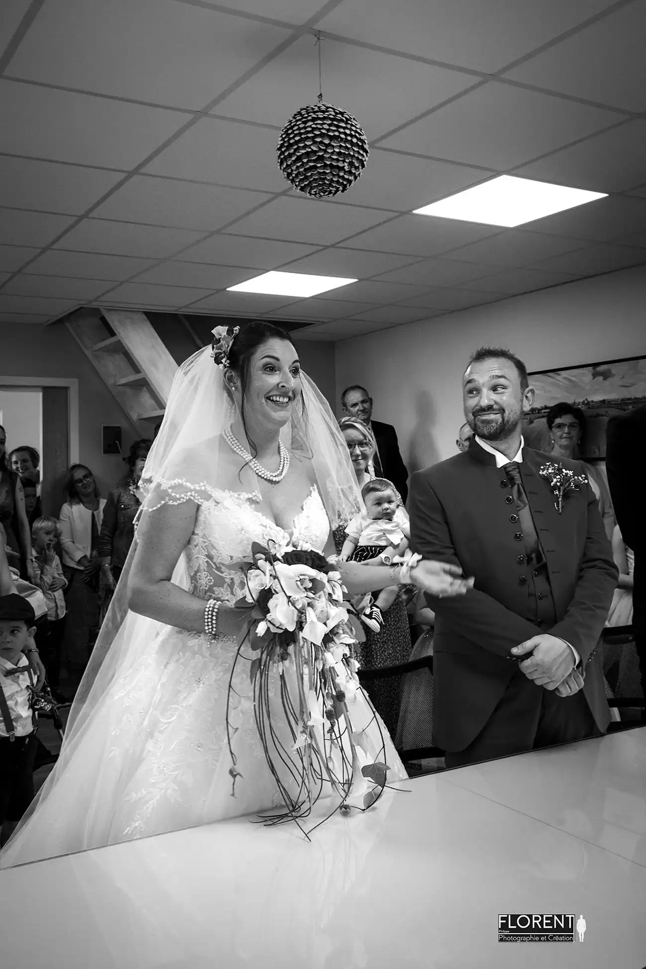 photographe mariage lille les mariés avec de grands rires à la marie devant le maire studio boulogne sur mer le touquet paris saint omer