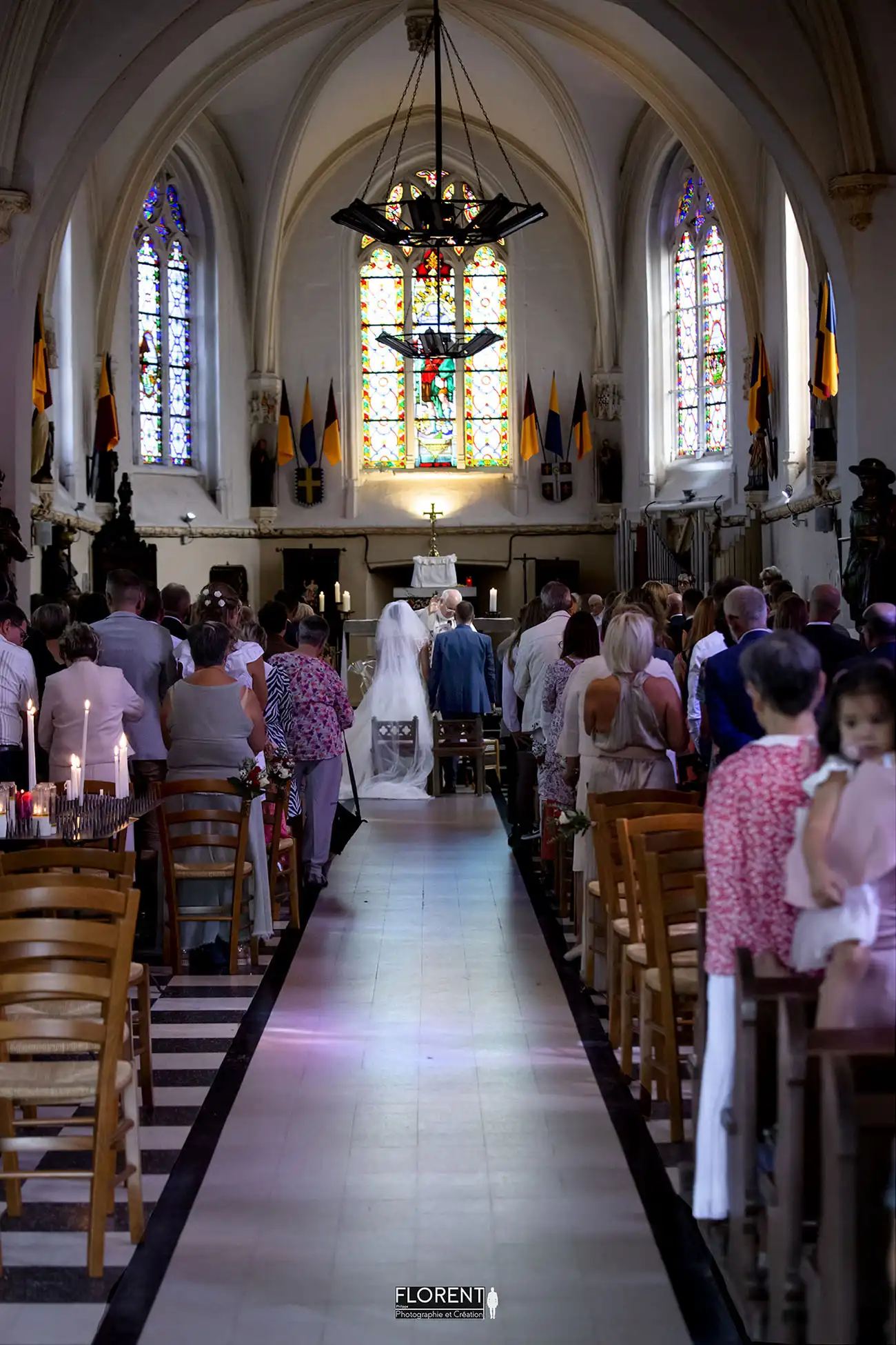 photographe mariage lille les mariés face à l'autel de l'église magique vue de du fond de l'allée florent studio boulogne sur mer le touquet paris saint omer