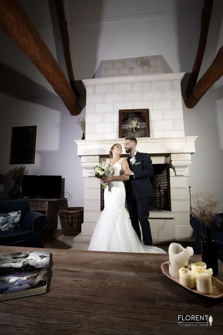 photographe-mariage-lille-les-maries-posent-amoureusement-devant-la-cheminee florent-photographe mariage-lille-le-touquet-paris-calais-saint-omer-boulogne-sur-mer dunkerque arras lens
