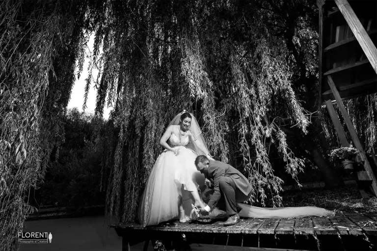 photographe-mariage-lille-sur-passerelle-avec-scene-de-chaussures-comme-cendrillon-florent-photographe-boulogne-sur-mer-lille-le-touquet-paris-calais-saint-omer etaples berck