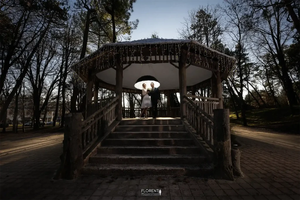 photographe mariage sous le kiosque romantique et parapluie lumineux florent studio lille paris boulogne sur mer saint omer