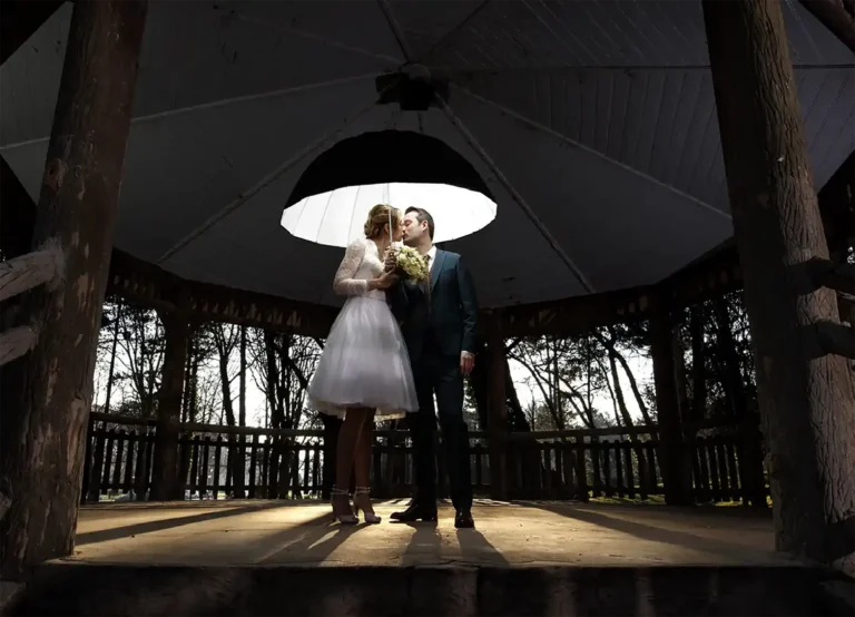 photographe mariage sous le kiosque s'embrassent sous le parapluie lumineux florent studio lille paris boulogne sur mer saint omer wimereux arras amiens berck calais dunkerque lens