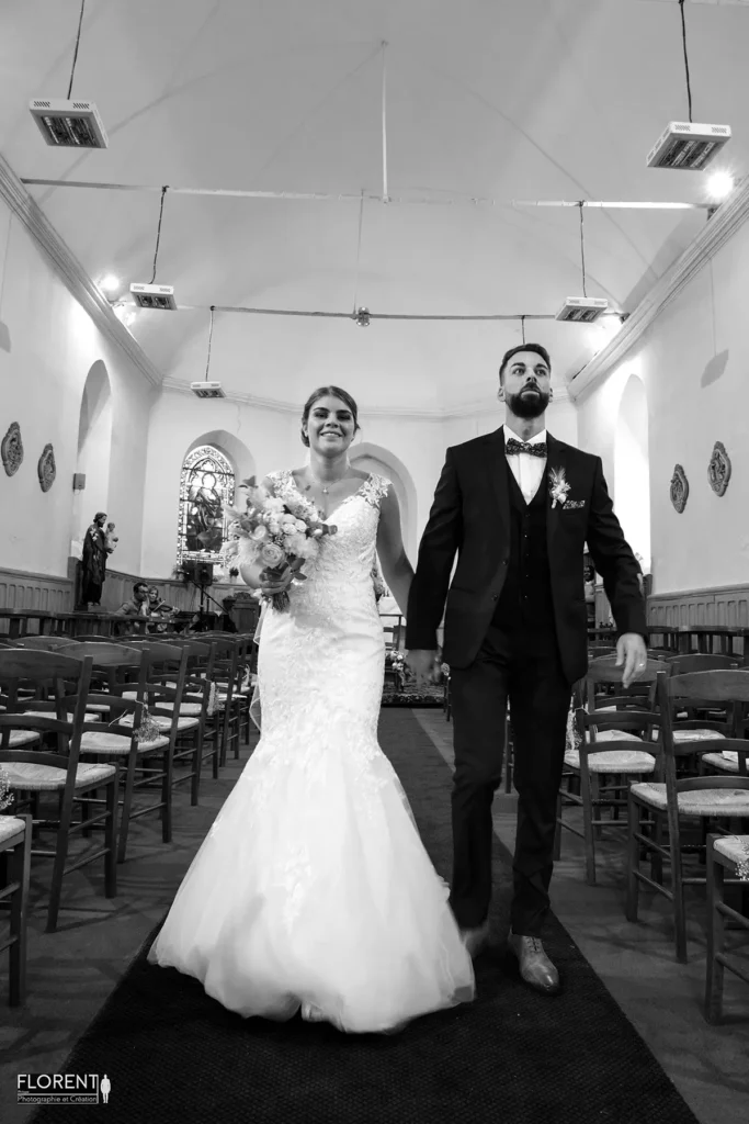 photographe mariatge lille les maries sortent de l eglise proche de la pluie florent studio boulogne sur mer lille le touquet paris saint omer